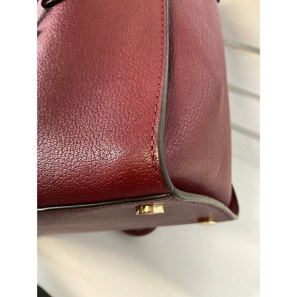 MICHAEL KORS, LARGE WINE LEATHER HANDBAG WITH LOCK CHARM. - Picture 14 of 16